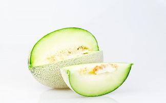 美女吃哈密瓜图片,美女邂逅哈密瓜的甜蜜瞬间