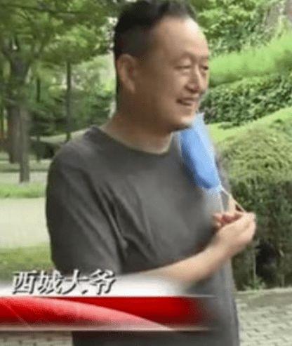西城大爷吃瓜视频,揭秘网络红人的幕后生活